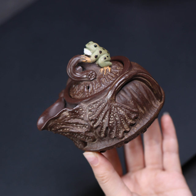 Yixing raw ore purple sand pot fair cup tea divider sculpture frog lotus seed hand-caught pot tea ceremony accessories good luck