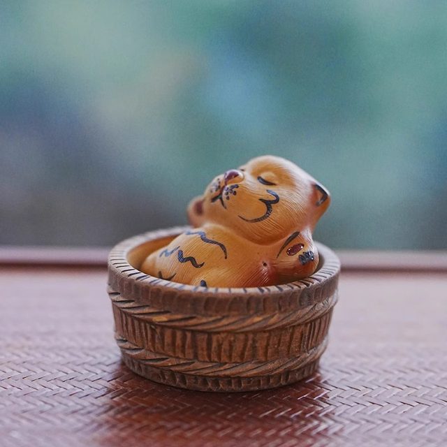 Handmade purple clay tiger lying flat tiger tea pet ornaments can be used to raise tea players, home tea table desktop tea tray decoration