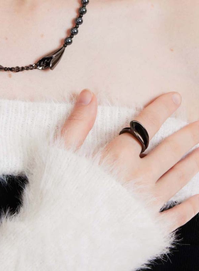 浪漫传说岩中花树黑开口金色戒指