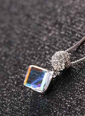 施家彩白方块水晶项链女2025新款时尚小清新极光方糖吊坠锁骨链