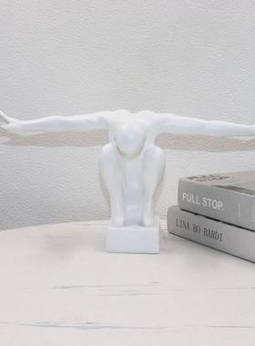 样板房书房客厅饰品摆件树脂创意家居雕塑展翅人现代简约软装工艺
