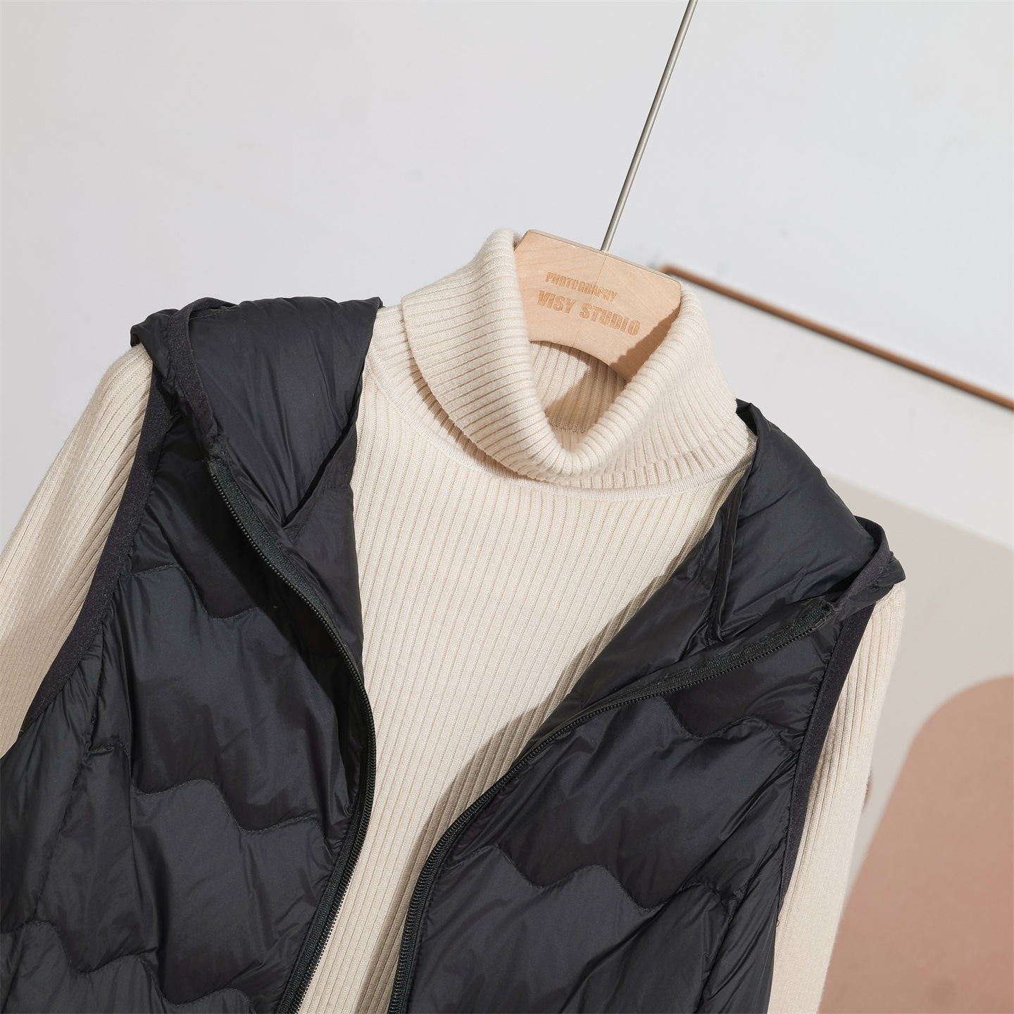 日系无印风长款连帽轻薄羽绒马甲女2025秋冬新款白鸭绒波浪纹背心 - 图1