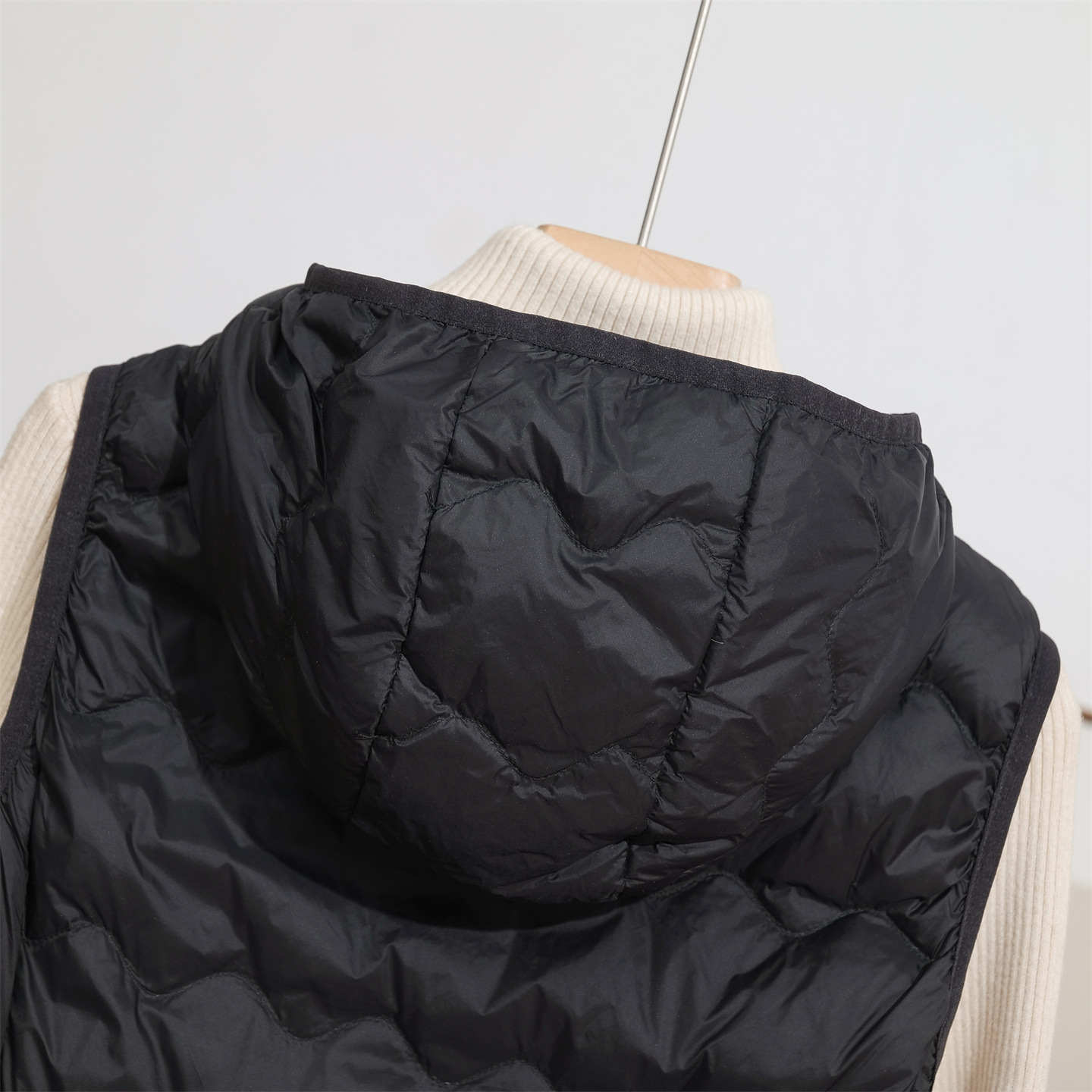 日系无印风长款连帽轻薄羽绒马甲女2025秋冬新款白鸭绒波浪纹背心 - 图2