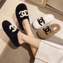 C Letters Collage 2023 Autumn Winter New Baotou Hairy Tug Womens Shoes Flat Heel Suede Suede Fashion Slippers