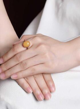 新款仿中国风天然鸡脂黄琥珀蜂蜡戒指女士可及奢华高端蛋面小生境