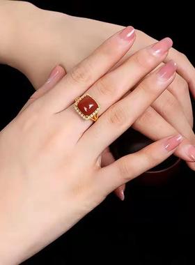几何女款仿南红玛瑙正方形指环高档气质精致满钻18K金色大个戒指