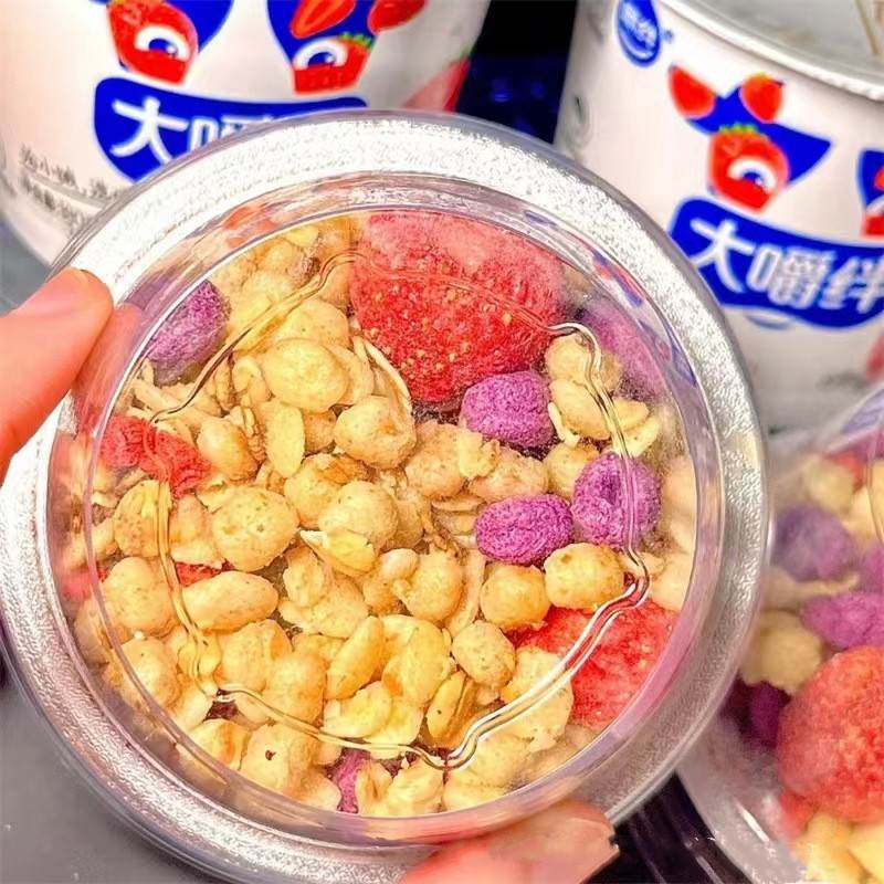 大嚼绊酸奶杯水果混合谷物脆草莓菠萝蜜口味代餐搅拌酸奶网红食品