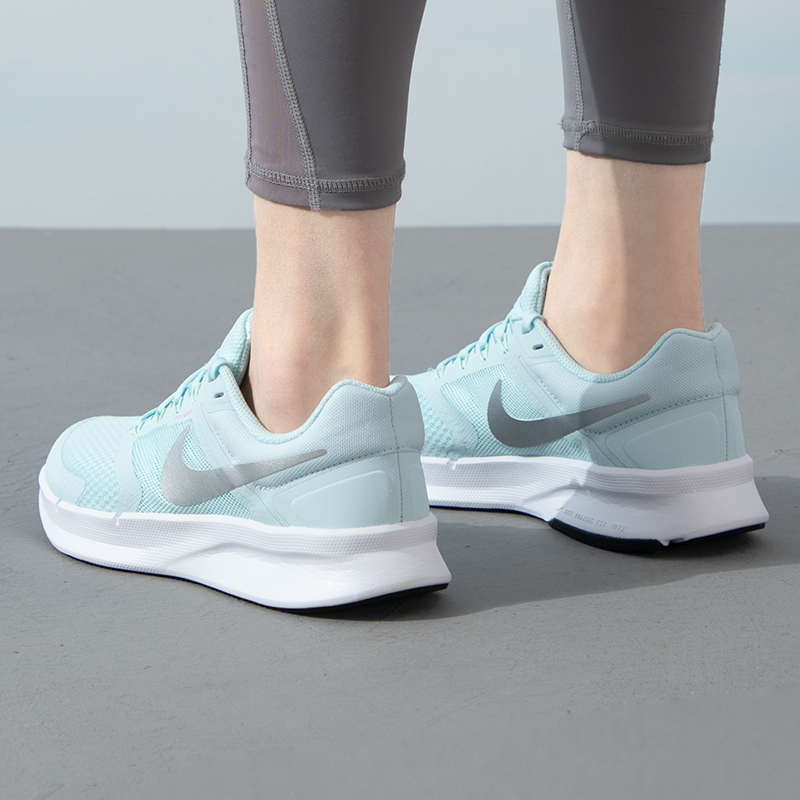 Nike耐克RUN SWIFT 3女士网面透气低帮跑步鞋DR2698-010-图2