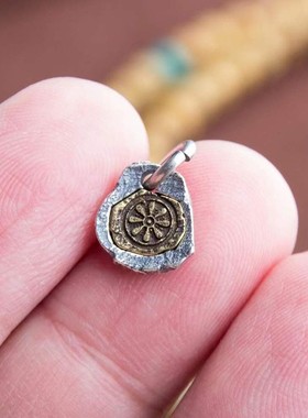S925银僧格雪狮吊牌藏地小元素八辐轮伏藏泉雪域神牛侧挂银饼吊饰