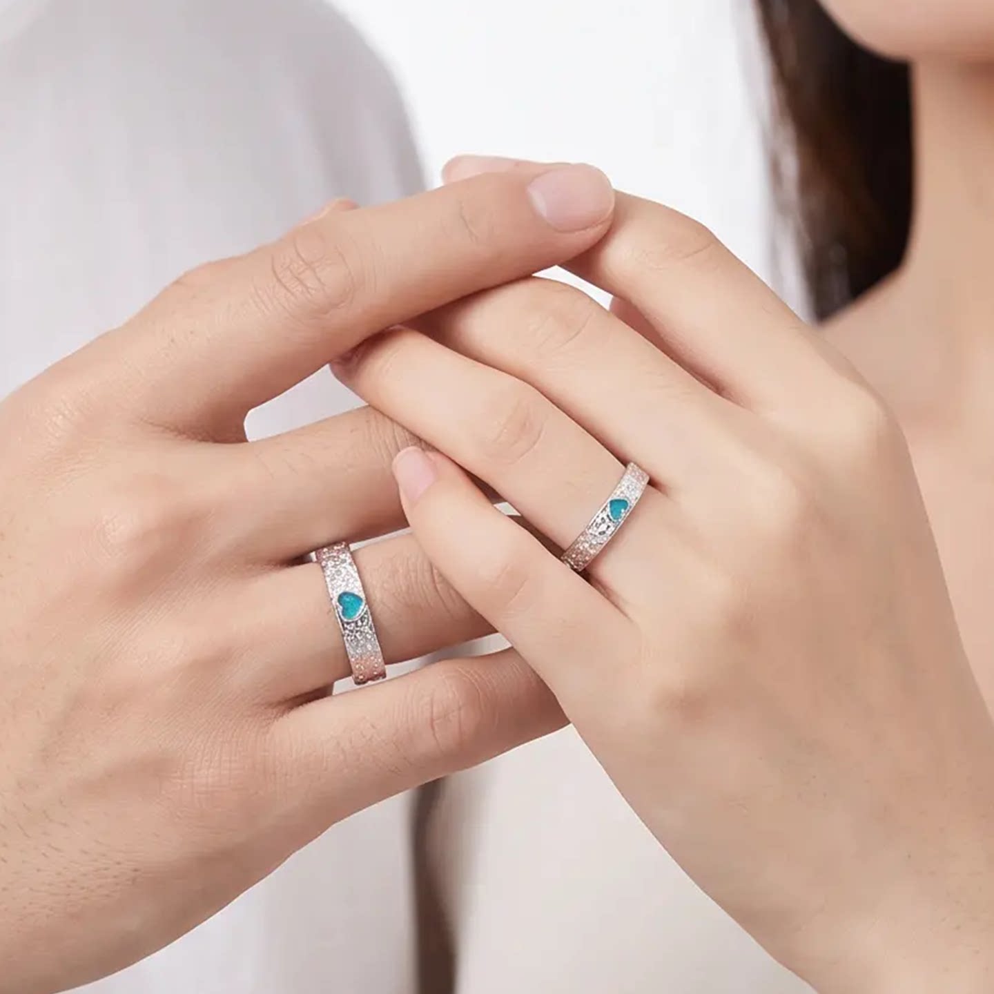 First sight of Cruch couple’s simple and versatile ring
