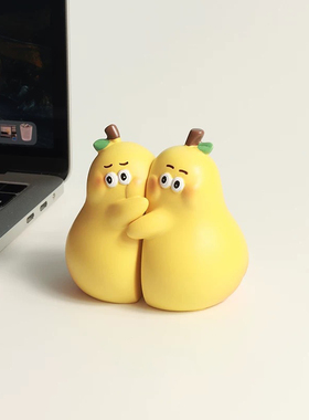 不梨不弃抱抱梨树脂摆件一对