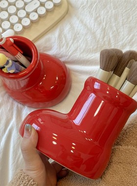 速发百新家的一【个快递】红靴子化妆刷收件桶笔筒桌面摆纳装饰品