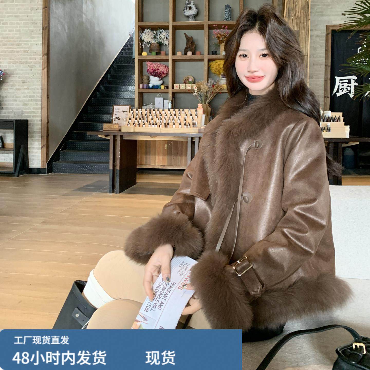 美拉德狐狸毛领拼接PU皮羽绒服女短款2025冬轻奢高级感白鸭绒外套,淘宝优惠券,粉丝福利购,淘宝优惠卷