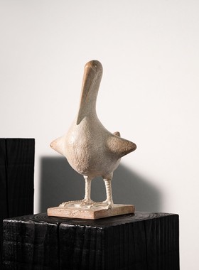 现代中古鹈鹕鸟雕塑复古仿石雕艺术摆件电视柜玄关动物桌面装饰