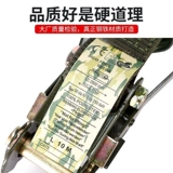 Грузовик с плотной веревкой войска зеленые густы