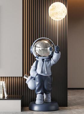 太空人客厅装饰品摆件轻奢高档太空人灯电视柜旁大型落地乔迁礼物