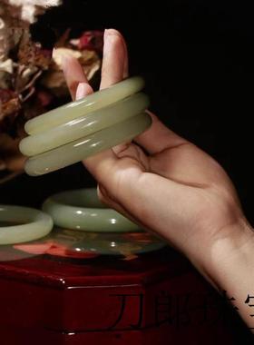 高端新疆和田玉青玉手镯茶晴玉手镯晴水玉镯子深绿旺夫圆条玉手镯