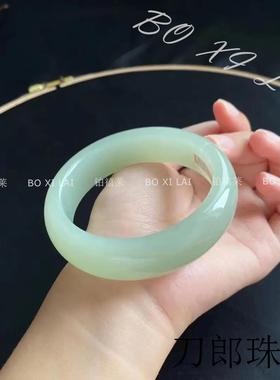 冰种浅晴水玉镯子女款青白玉浅绿
