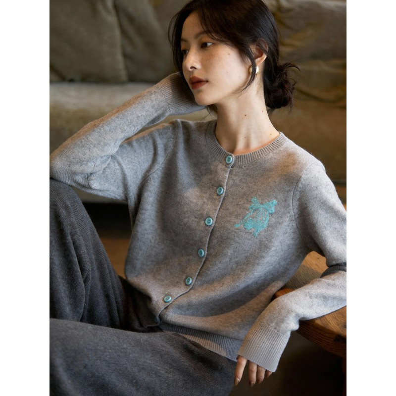 百家好撞色纽扣刺绣绵羊毛针织开衫春季新款女士减龄百搭休闲毛衣,淘宝优惠券,粉丝福利购,淘宝优惠卷