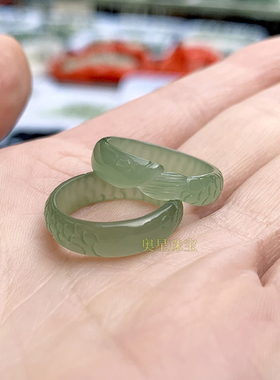 精选和田玉色晴水色金龙鱼戒指年年有余富贵有鱼雕刻指环男女同款