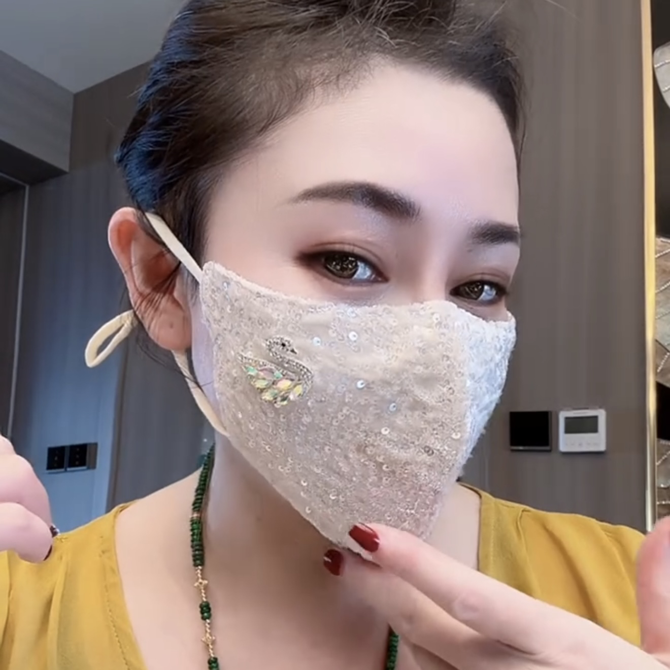 网红同款保暖口罩丝绒亮片AB彩钻金属天鹅时尚保暖潮女出街拉风 - 图1