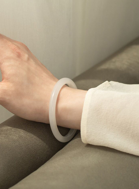 精选新疆和田白玉手镯羊脂白玉籽料圆条叮当玉镯女原创设计送礼物