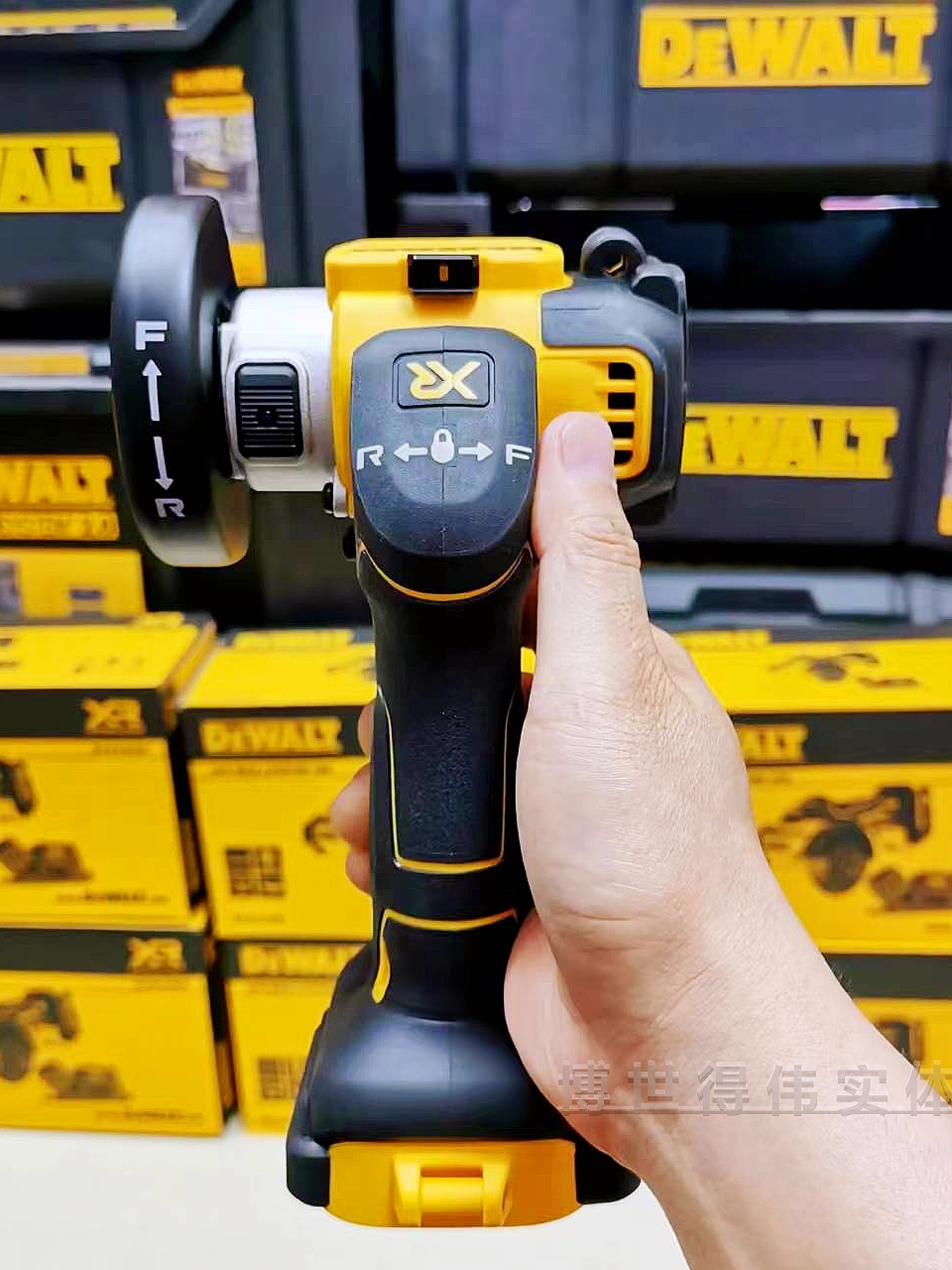 得伟DEWALT/C2V锂电无刷手持切割锯DS0438金属木材料管瓷砖塑小型 - 图1