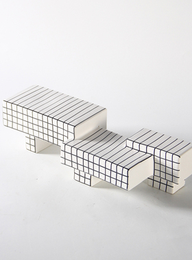 现代简约北欧黑白格子几何陶x瓷摆件样板间儿童房客厅玄关软装饰