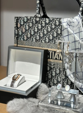 样板间衣帽间小香风外套组合丝巾首饰组耳环展示台高跟鞋包包摆件