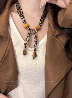 时髦浓度飙升！抽拉式豹纹丝巾项炼女款复古氛围感毛衣炼秋冬配饰