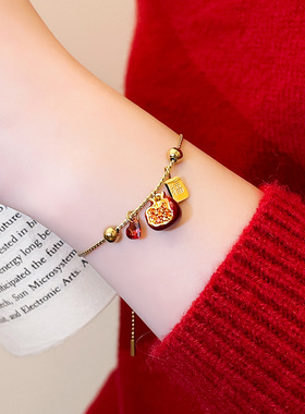 秋冬酒红色石榴石串珠爱心福牌手链女感轻奢手串小众精致手饰