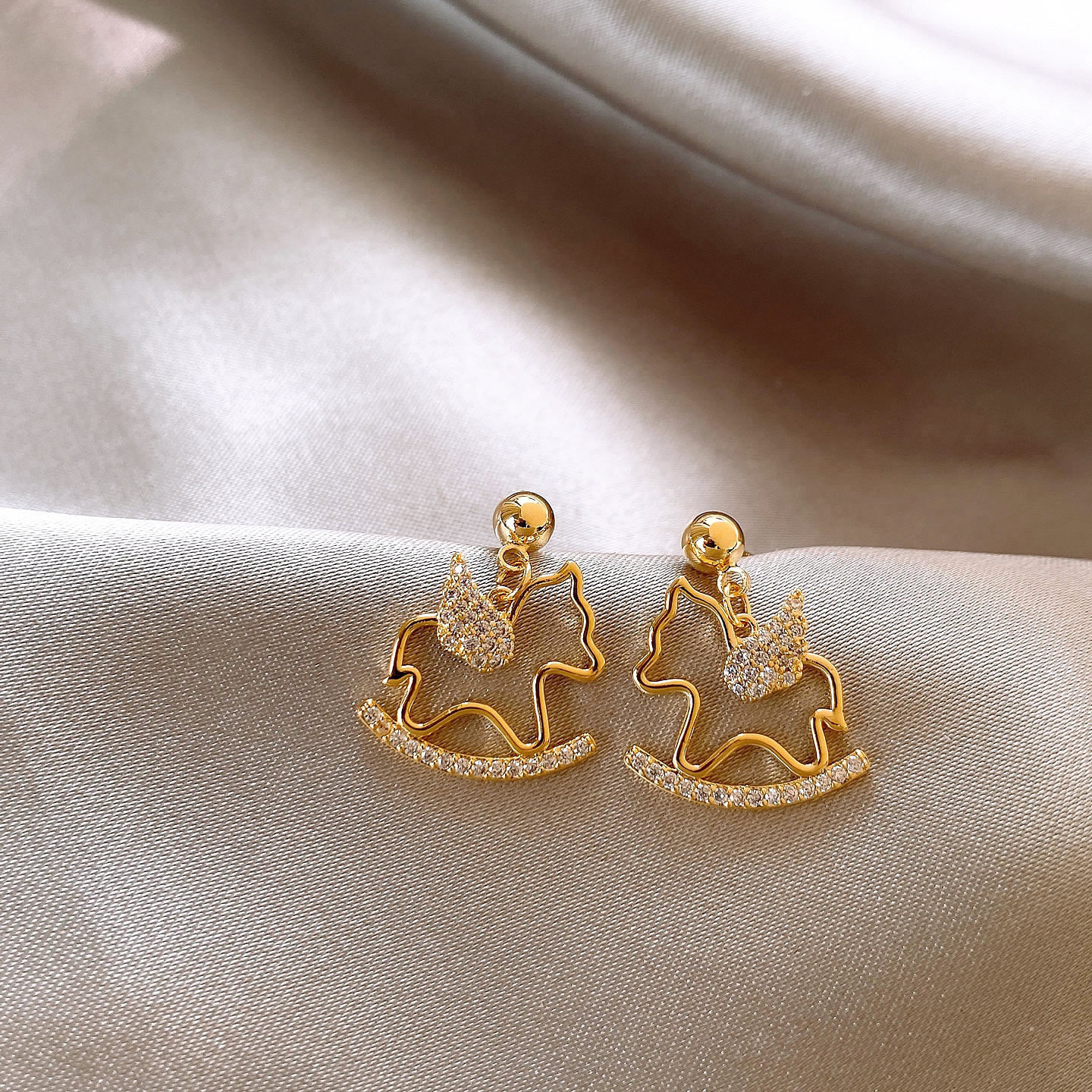 2026新款镶钻金色小马耳环女感轻奢新年耳钉气质精致百搭耳饰,淘宝优惠券,粉丝福利购,淘宝优惠卷