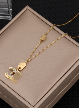 通勤时尚小众设计小香风钛钢项链女气质轻奢感字母吊坠锁骨链