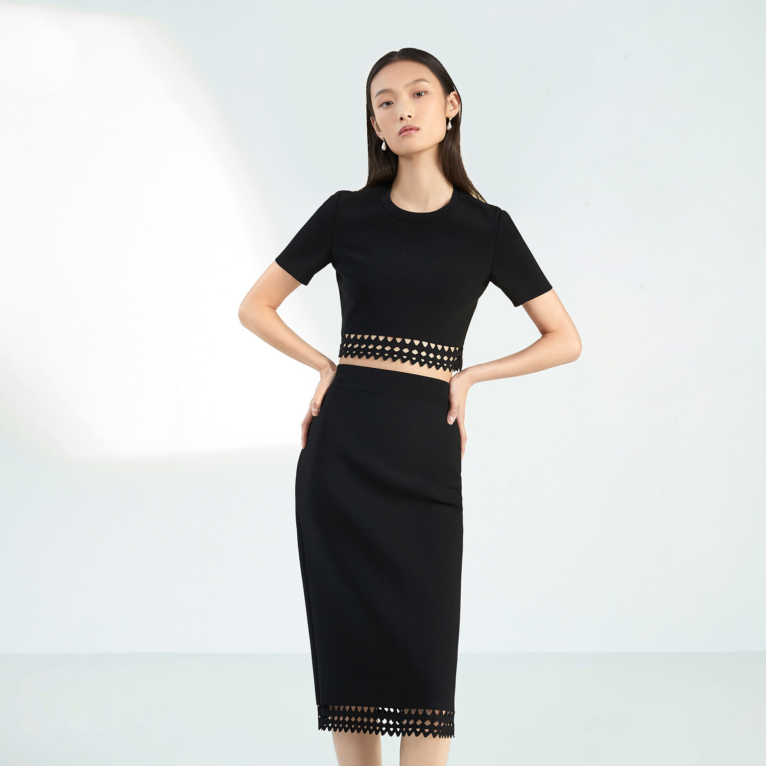 OVVOutlet春夏热卖女装挺括弹力镂空几何图案短款短袖针织衫