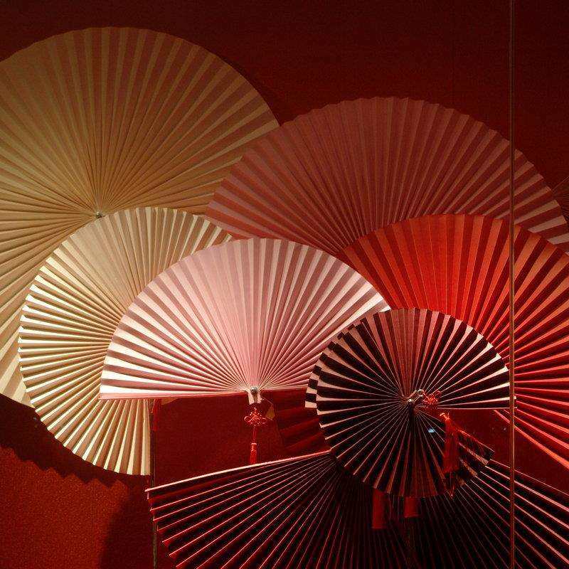 橱窗展示道具立体纸扇花创意纸雕大型手工纸扇花服装展示道具装饰,淘宝优惠券,粉丝福利购,淘宝优惠卷