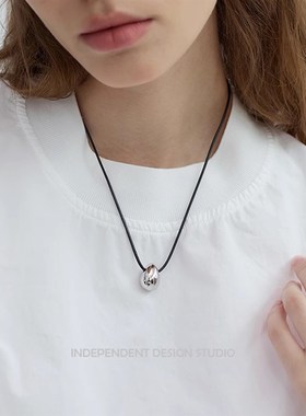 极简冷淡风水滴金属吊坠黑绳项链女2024新款长款毛衣链轻奢高级感