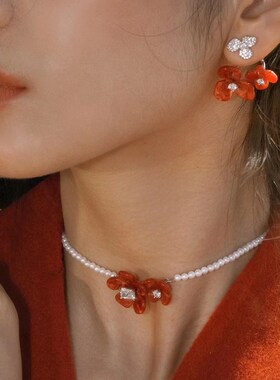 何家红色小苍兰耳环女2024年新款潮中国红鸢尾耳钉高级感小众项链