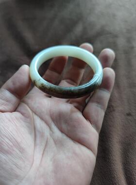 新疆羊脂白玉青花籽料中条手镯无裂无纹质地细腻圆润带水草