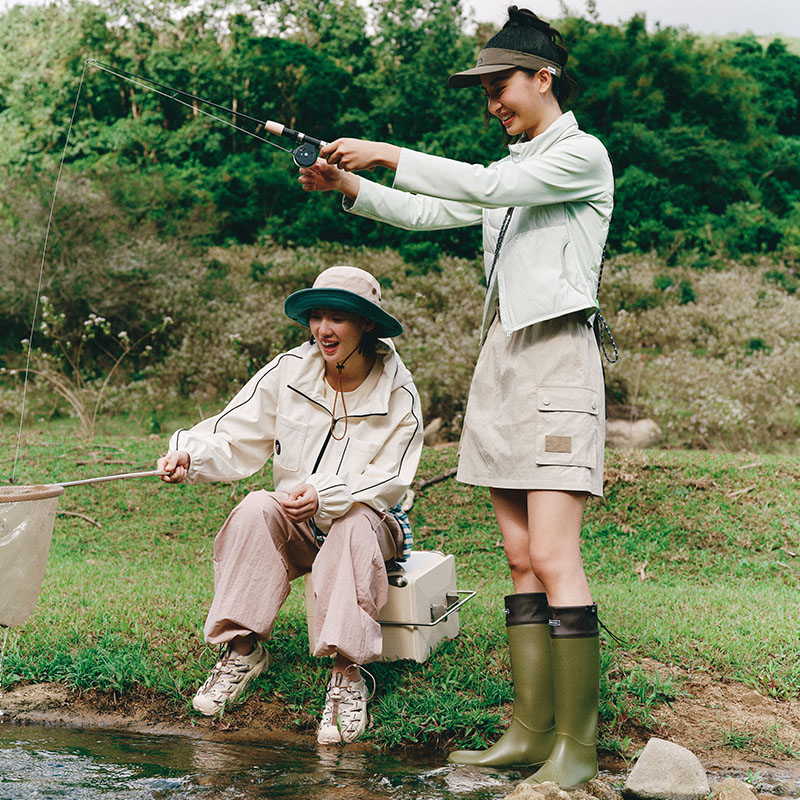 艾莱依早春轻薄羽绒服女新款2024户外拼接设计感立领春季薄款外套