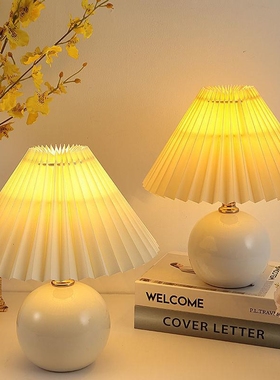 床头柜装饰摆饰卧室化妆台饰品奶油风软装高级感极简化妆台现代灯