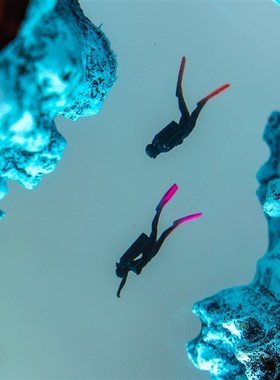 跨境热卖宇航员月球探险环氧树脂B夜灯手工实木树脂情人节节日礼