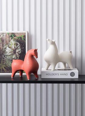 休闲红马陶瓷饰品斯堪的纳维亚无障碍豪华抽象创意家居样板房办公