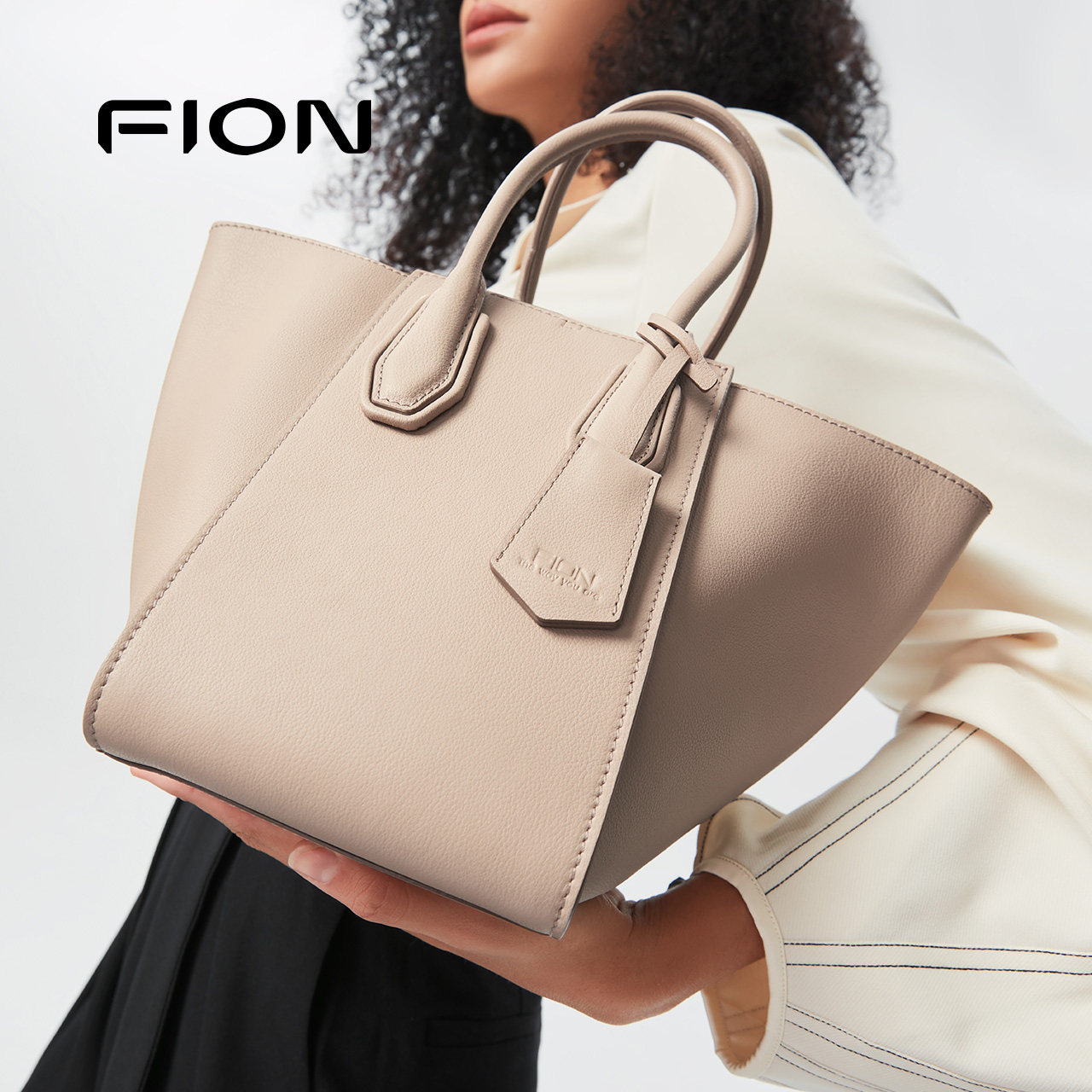 Fion/菲安妮真皮水桶包2024新款通勤菜篮子包女士高级感手提包包