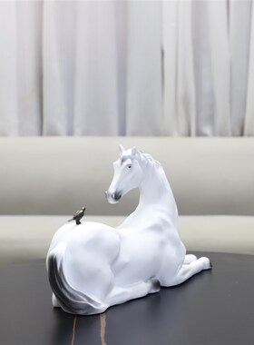 欧式创意抽象树脂白色骏马动物雕塑E摆件客厅书房酒店玄关家居饰