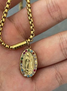 曼格雷椭圆镶嵌钻金色钛钢吊坠