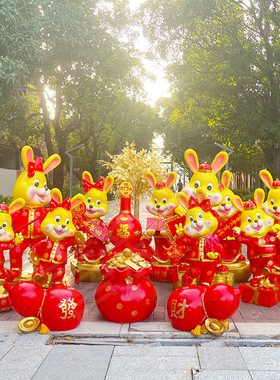 新品兔年大型f摆件新年元旦卡通兔子玻璃纤维雕塑春节商场喜庆装