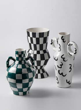 北欧简约手绘几何黑白格圆点陶瓷双E耳花瓶摆件现代样板间花器装
