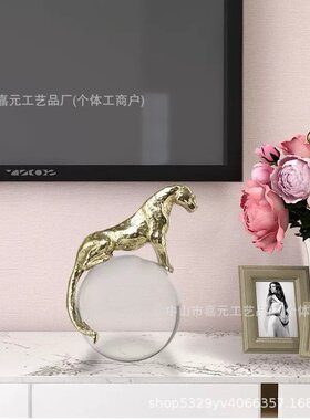 轻奢欧式高档合金豹子水晶球摆件现代中式样板房玄关装饰工艺品。