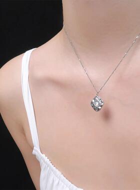 轻奢不规则捶打纹月光石菱形项链