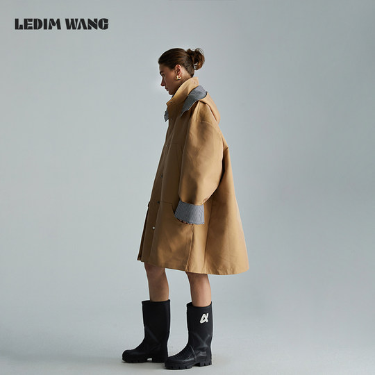 Khakifarbene Windjacke im nomadischen Stil von LEDIMWANG